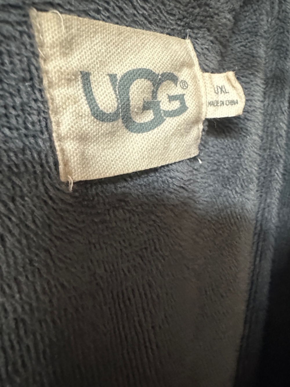 UGG men’s Hooded Fleece Robe in Charcoal- like new - Picture 2 of 3